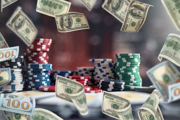 le fiches da poker si impilano sul tavolo al casinò la pioggia di denaro vola dollaro come grande possibilità di vincere