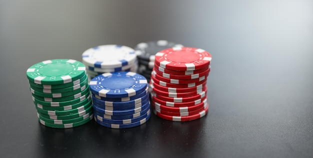 le fiches da poker sono impilate una sopra l'altra.