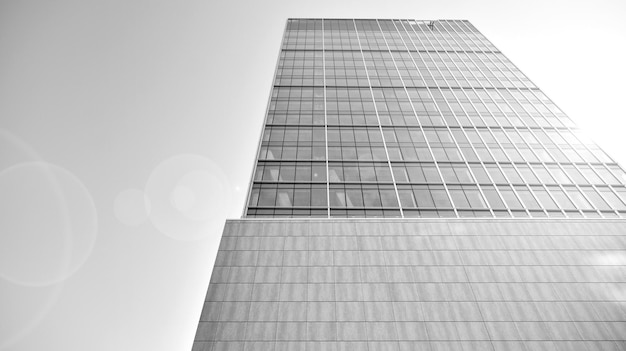 Le finestre di un edificio moderno per uffici Architettura degli edifici commerciali Bianco e nero