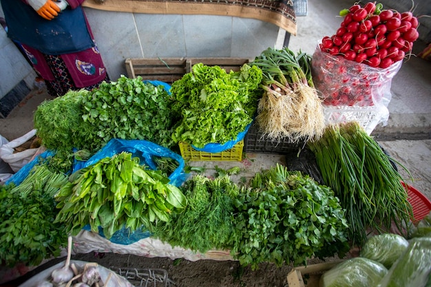 Le foglie di lattuga e altre erbe nel bazar