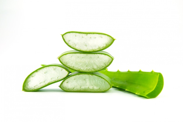 Le foglie e le fette fresche dell'aloe vera sono isolate con fondo bianco.