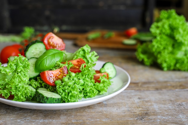 Le foglie sane dell'insalata mescolano le verdure