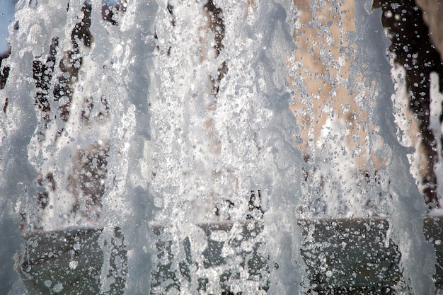 Le fontane zampillano acqua frizzante in una cacca