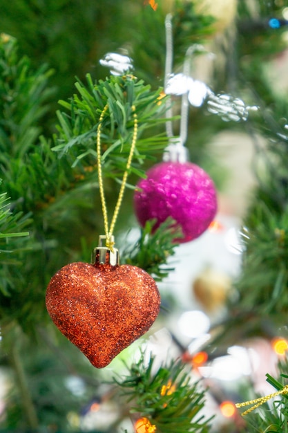 Le forme rosse del cuore su fondo leggero astratto di scintillio nel concetto di amore per il giorno di biglietti di S. Valentino.