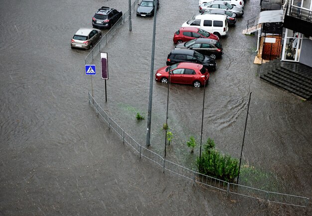 Le forti piogge hanno causato allagamenti sulle strade della città.