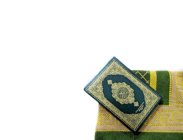 Le foto del Corano e dei tappeti da preghiera pronti per il Ramadan in arabo sulla copertina sono tradotte come Corano
