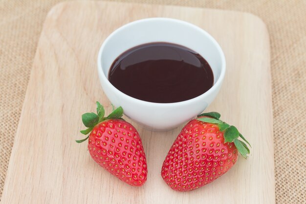 Le fragole fresche servono con cioccolato fuso