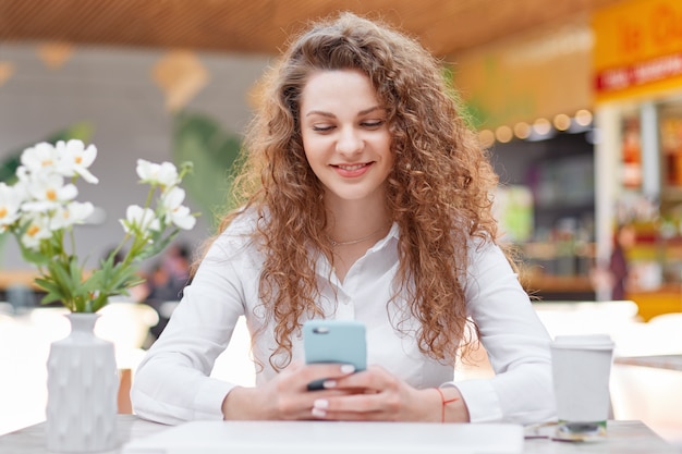 Le free lance femminili attraenti controllano la notifica importante