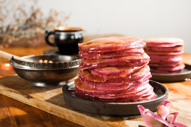 Le frittelle di barbabietola rosa hanno versato il miele