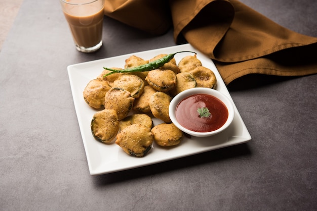 Le frittelle di zucca in spugna o gilki bhaji o bajjiÃƒÂ‚Ã‚Â orÃƒÂ‚Ã‚Â pakora sono uno snack indiano, servito con ketchup di pomodoro, messa a fuoco selettiva