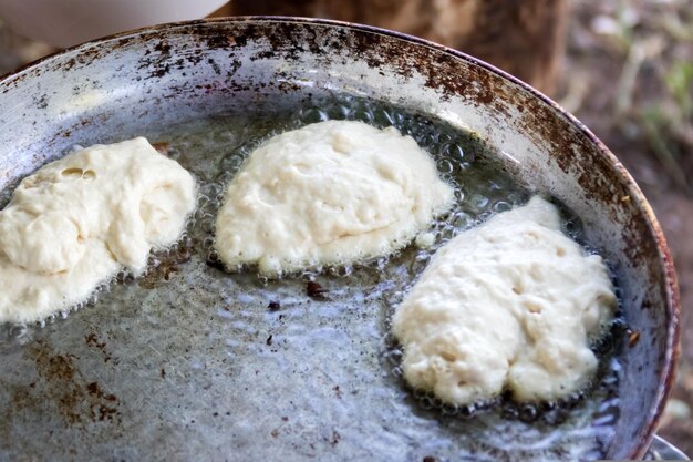 Le frittelle vengono fritte su una padella di metallo