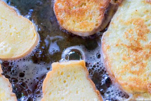 Le frittelle vengono fritte su una padella di metallo