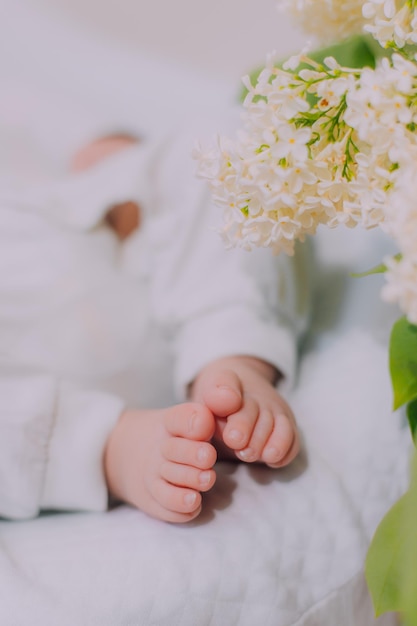 Le gambe del bambino sono in fiori