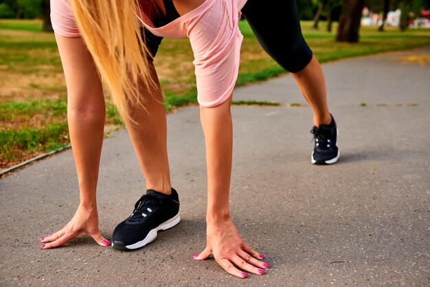 Le gambe di una donna che corre