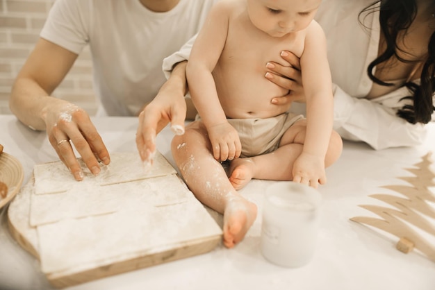 Le gambe nude di un bambino nella farina