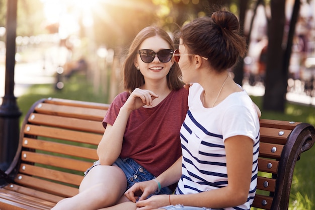 Le giovani amiche positive si guardano gioiosamente