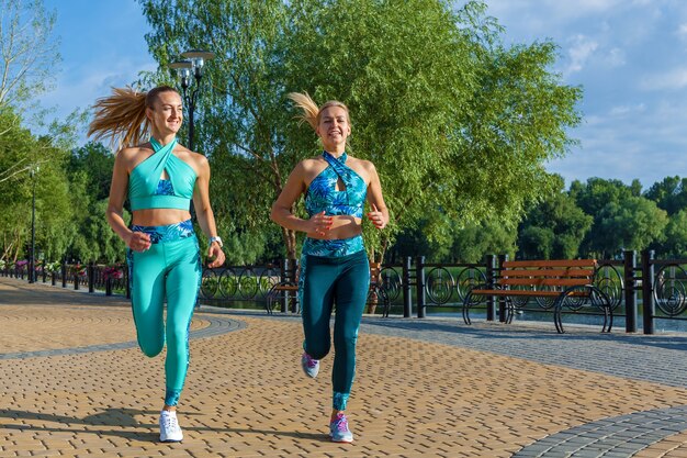 Le giovani atlete sono impegnate al mattino sul campo sportivo Esercizi di fitness