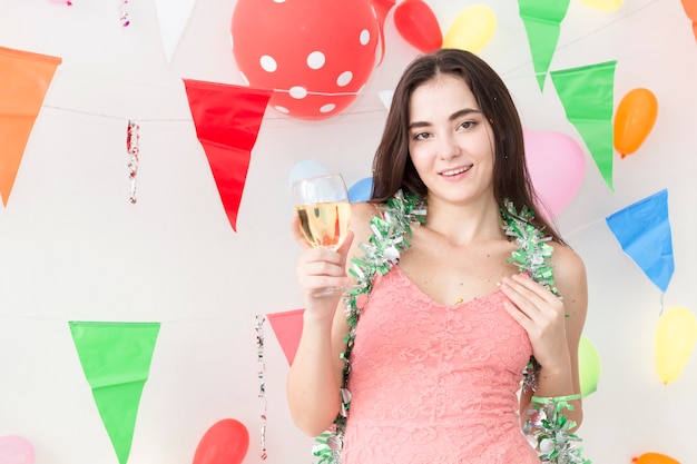 Le giovani belle donne celebrano la festa e la danza.