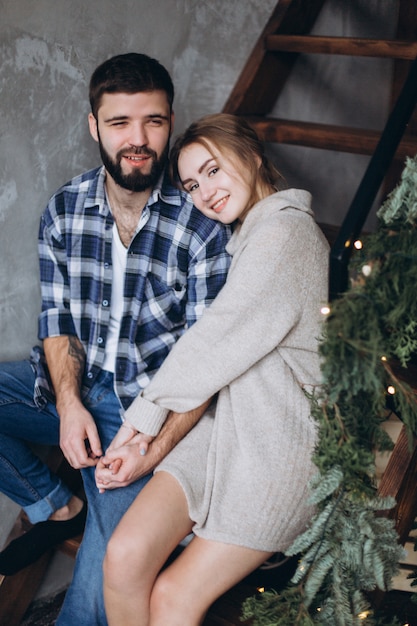 Le giovani coppie caucasiche positive che abbracciano e si rilassano insieme in camera da letto accogliente. Emozioni positive, concetto di coppia sexy