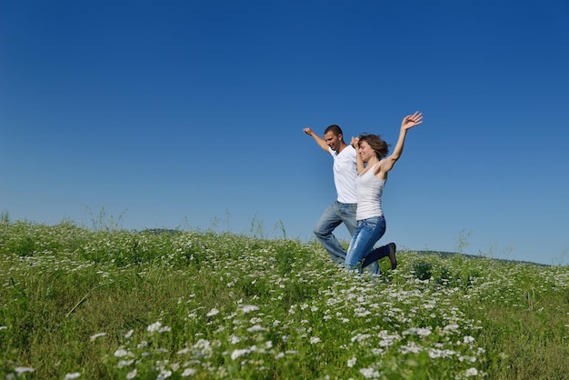le giovani coppie felici innamorate hanno romanticismo e divertimento al campo di grano in estate