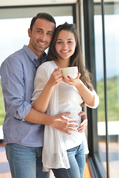 le giovani coppie felici romantiche si rilassano a casa