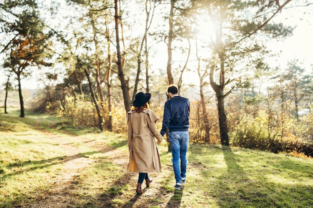 Le giovani coppie romantiche felici passano il tempo insieme all&#39;aperto.