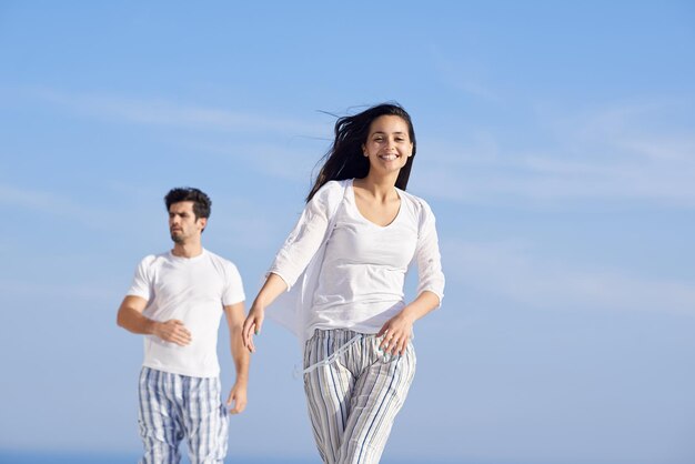 le giovani coppie romantiche felici si divertono a rilassarsi sorridendo al balcone della terrazza all'aperto della casa moderna