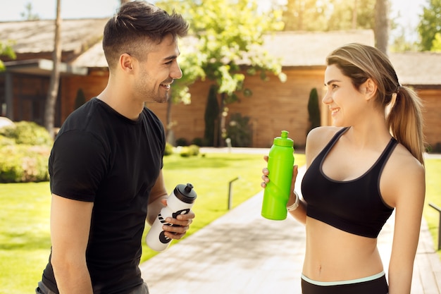 Le giovani coppie si esercitano insieme all'aperto stile di vita sano