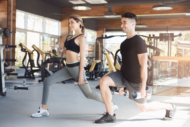 Le giovani coppie si esercitano insieme nello stile di vita sano della palestra