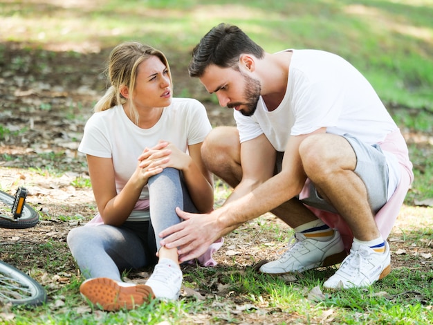 Le giovani coppie si rilassano nell'umore di amore del giardino