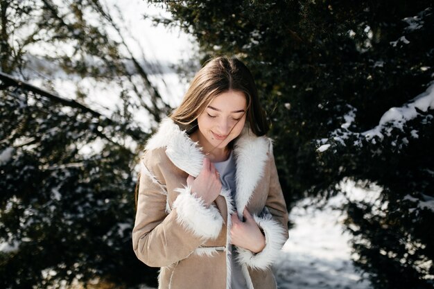 Le giovani coppie sorridono e baciare nel parco nell&#39;inverno