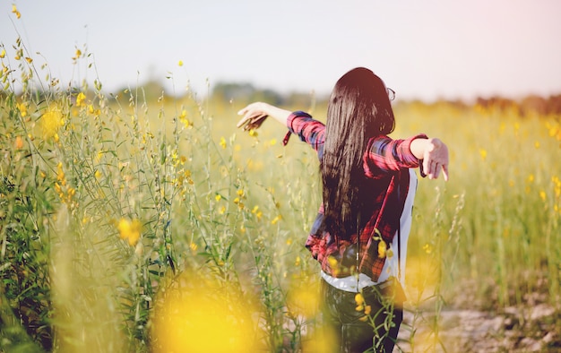 Le giovani donne amano e si innamorano della bellezza della natura.