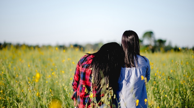 Le giovani donne amano e si innamorano della bellezza della natura.