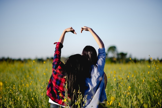 Le giovani donne amano e si innamorano della bellezza della natura.