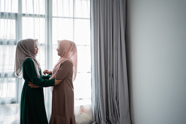 Le giovani donne asiatiche hijab sono felici di incontrare la loro amica