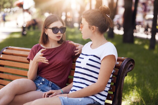 Le giovani donne discutono dei loro piani futuri dopo aver lasciato la scuola