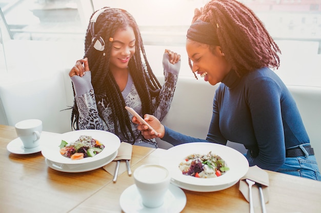 Le giovani donne felici e positive si divertono