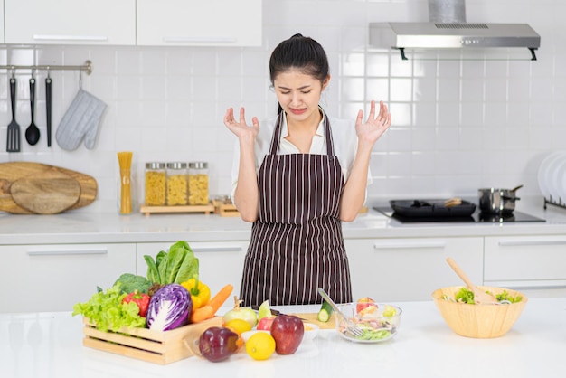 Le giovani donne hanno problemi a cucinare.