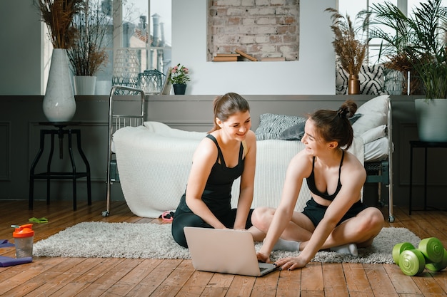 Le giovani donne praticano sport a casa, si allenano online