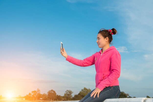 Le giovani donne sono bellissime selfie cielo al tramonto