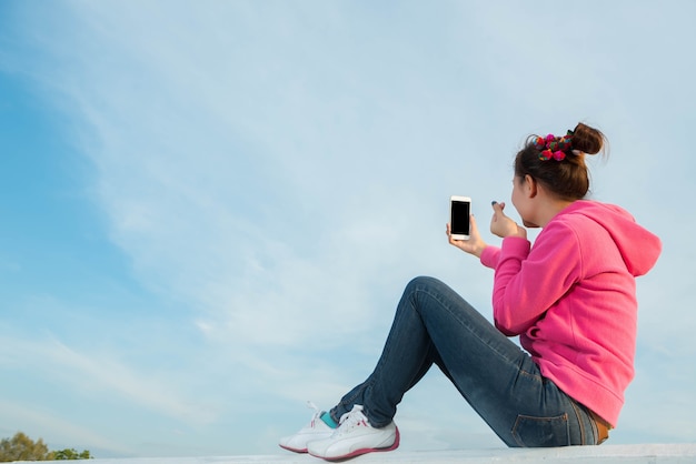 Le giovani donne sono bellissime selfie cielo al tramonto