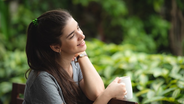 Le giovani donne sorridenti rimangono a casa