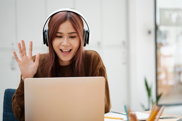 Le giovani donne studiano davanti al computer portatile a casa