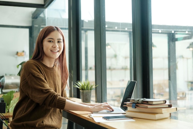 Le giovani donne studiano davanti al computer portatile a casa