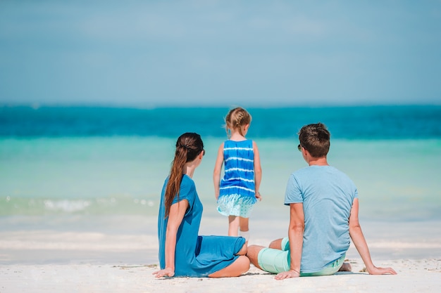 Le giovani famiglie in vacanza si divertono molto