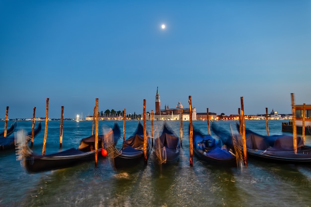 Le gondole mosse dalle onde nella laguna di Venezia prima della notte