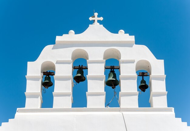 Le grandi campane torreggiano a Naxos