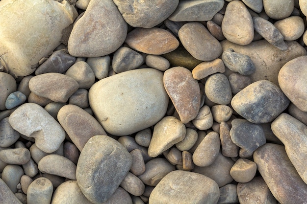 Le grandi e piccole pietre grige del fiume si chiudono su