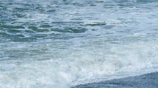 Le grandi onde del mare durante una tempesta l'onda perfetta si rompe e spruzza il mare agitato con la tempesta in tempo reale