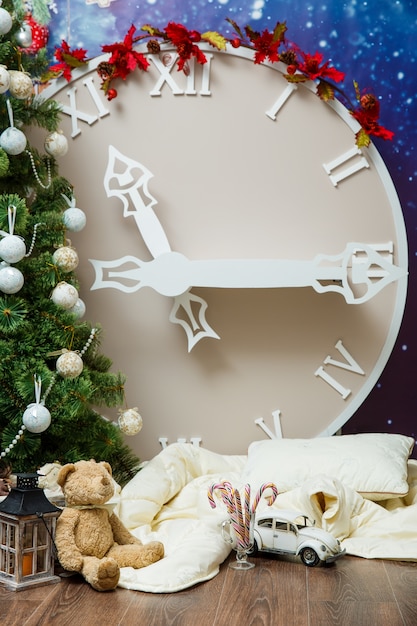 Le grandi ore artificiali del nuovo anno decorate dalle decorazioni dell'albero di Natale